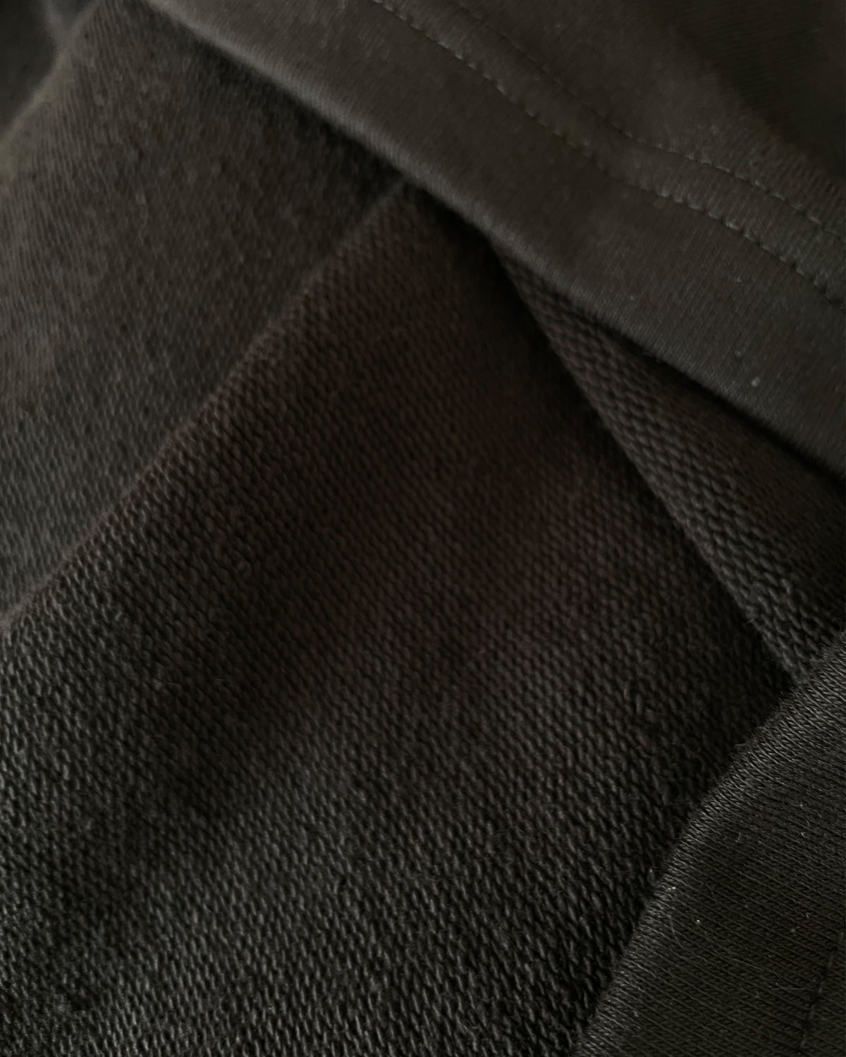 BLACK RAGLAN ROUND SHIRT